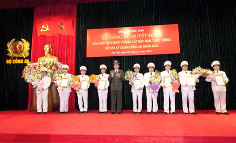 Thừa ủy quyền của Chủ tịch nước, Đại tướng Trần Đại Quang đã trân trọng trao Quyết định của Chủ tịch nước và tặng hoa cho các đồng chí được thăng cấp bậc hàm cấp Tướng.