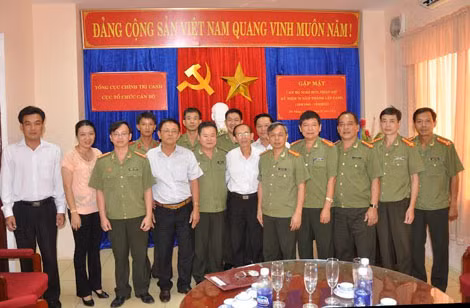 Lãnh đạo Cục TCCB, Tổng cục Chính trị CAND và Bộ phận cán bộ địa phương miền Trung-Tây Nguyên gặp mặt thân mậtcác đồng chí nguyên lãnh đạo Cục TCCB hiện nghỉ hưu ở miền Trung.