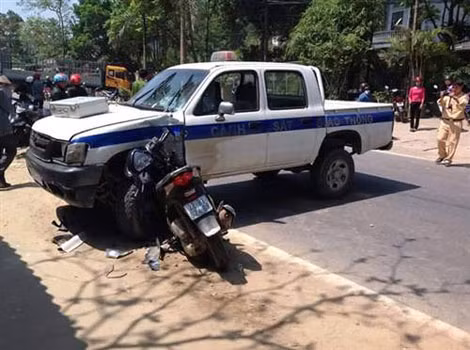 Xe máy SH do Thịnh điều khiển đâm thẳng vào xe tuần tra của CSGT.