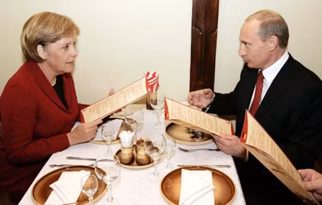 Thủ tướng Đức A. Merkel và Tổng thống Nga V. Putin trong một bữa ăn tối ở Tomsk, Nga.