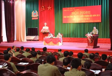 Đại biểu tham luận tại hội nghị. Đại biểu tham luận tại hội nghị.