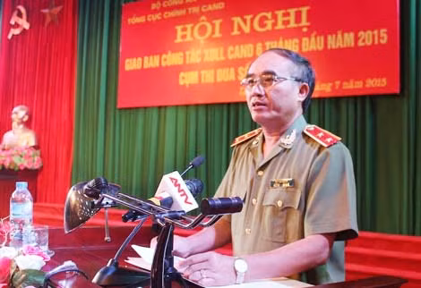 Trung tướng Bùi Bá Định báo cáo tóm tắt kết quả công tác XDLL 6 tháng đầu năm. Trung tướng Bùi Bá Định báo cáo tóm tắt kết quả công tác XDLL 6 tháng đầu năm.