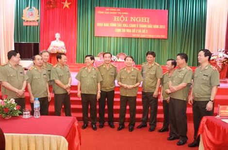 Trung tướng Trần Bá Thiều cùng các đại biểu tại hội nghị. Trung tướng Trần Bá Thiều cùng các đại biểu tại hội nghị.