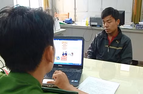 Đối tượng La Hồng Tài tại cơ quan điều tra.