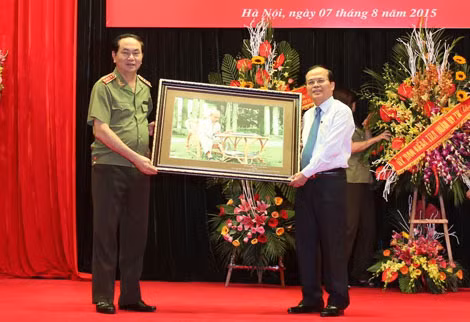 Chủ nhiệm UBKT Trung ương Ngô Văn Dụ tặng ảnh Bác Hồ cho Đảng uỷ CATW.