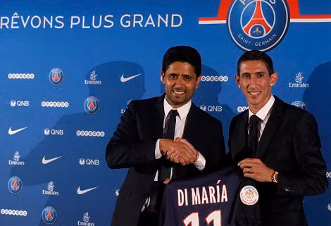 Chủ tịch Khelaifi (trái) và Di Maria. Ảnh: Reuters.