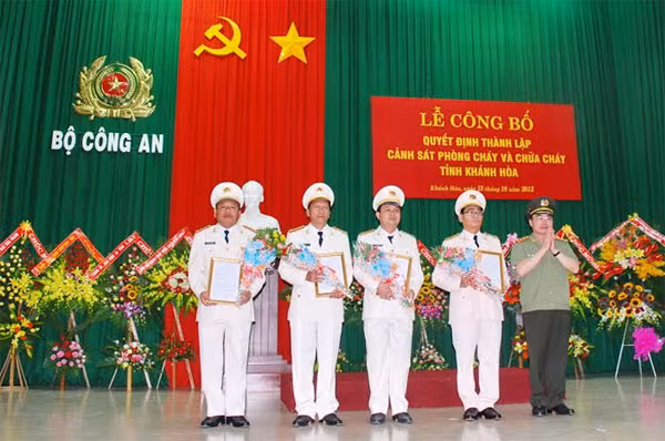 Thượng tướng Bùi Quang Bền, Thứ trưởng Bộ Công an trao quyết định thành lập Cảnh sát PCCC tỉnh Khánh Hòa và quyết định điều động, bổ nhiệm cán bộ.