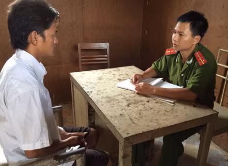 Đối tượng Giàng A Dùng khai nhận toàn bộ hành vi của mình tại trụ sở Công an huyện Mường Nhé.