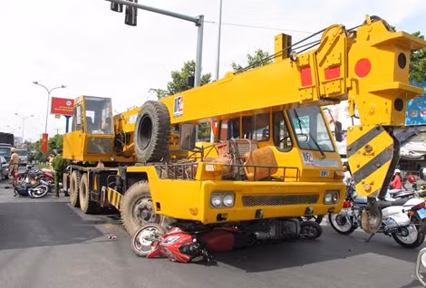 2 xe tay ga bị cuốn nằm kẹt cứng, chắn 2 bánh trước xe cẩu.
