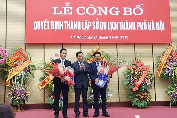 Chủ tịch UBND TP Hà Nội Nguyễn Thế Thảo trao quyết định bổ nhiệm cho lãnh đạo Sở Du lịch Hà Nội.