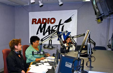 Bên trong phòng phát sóng của Radio Marti ở Miami. Bên trong phòng phát sóng của Radio Marti ở Miami.