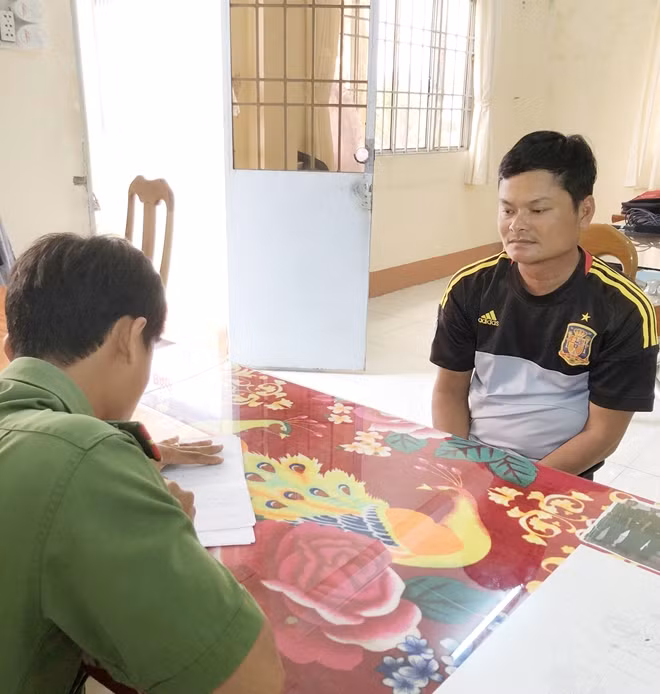 Cơ quan Công an đang làm việc với đối tượng Tôn (bên phải).