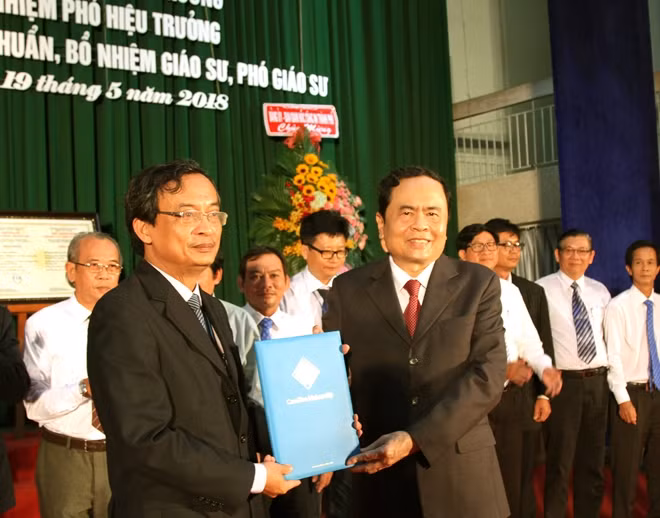Chủ tịch UBTƯMTTQ Việt Nam Trần Thanh Mẫn, trao quyết định thành lập Hội đồng Trường ĐH Cần Thơ.