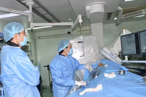 Các BS của BVĐKTƯ Cần Thơ đang can thiệp mạch máu não cho bệnh nhân.