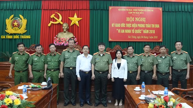 Các đại biểu chụp hình lưu niệm cùng lãnh đạo UBND tỉnh Sóc Trăng.