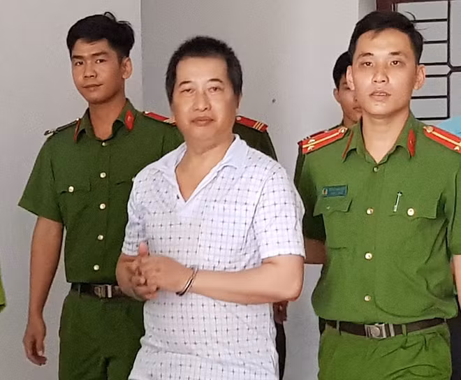 Bị cáo Yên (áo sáng màu) tại tòa.