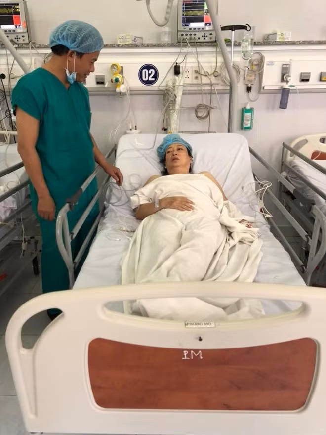 BSCKII La Văn Phú, thăm hỏi bệnh nhân T.
