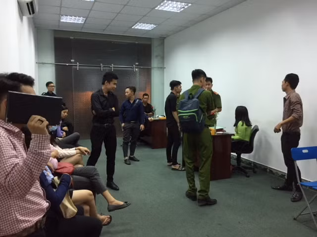 Cơ quan chức năng kiểm tra cơ sở bán hàng đa cấp có nhiều dấu hiệu mờ ám. Cơ quan chức năng kiểm tra cơ sở bán hàng đa cấp có nhiều dấu hiệu mờ ám.