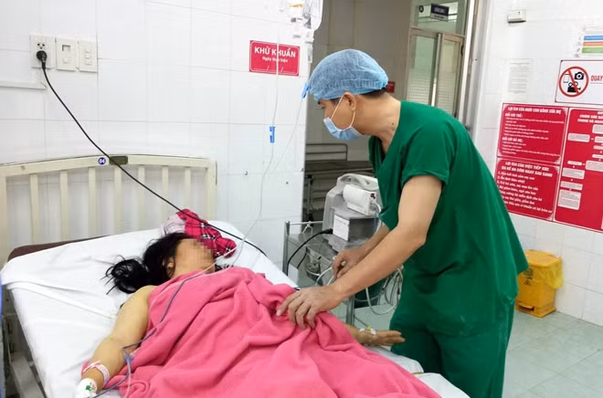 BS đang thăm khám cho sản phụ T.
