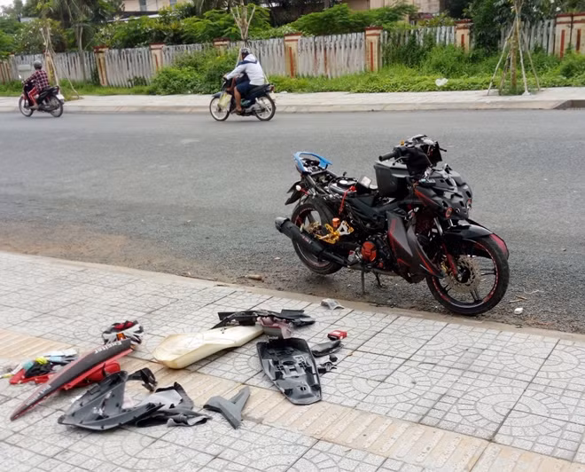Cho rằng bạn mượn xe mang đi "luộc" đồ, người chồng phá banh chiếc mô tô trị giá trên 60 triệu ngày ngoài đường.