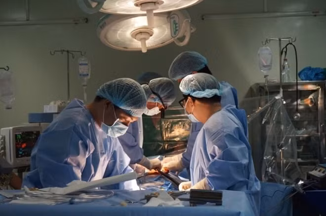 Ê kíp BS đang phẫu thuật cho bệnh nhân T.