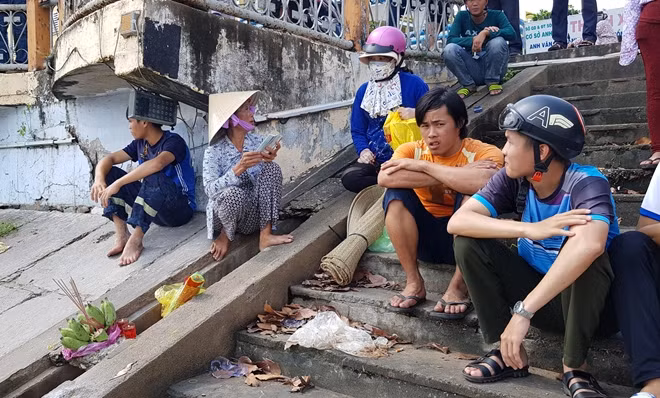 Mọi người đang chờ tìm nữ sinh nhảy sông tự tử.