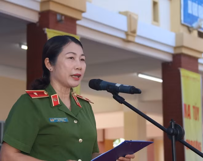 Thiếu tướng Nhữ Thị Minh Nguyệt, phát biểu tại buổi giao lưu tuyên truyền.