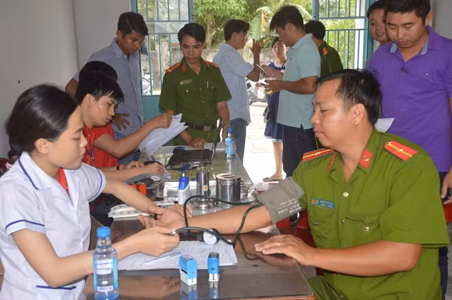 Tuổi trẻ Công an Sóc Trăng tham gia hiến máu nhân đạo.