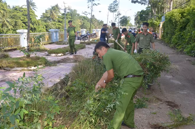 Ra quân dọn dẹp vệ sinh môi trường trên địa bàn TP Sóc Trăng.