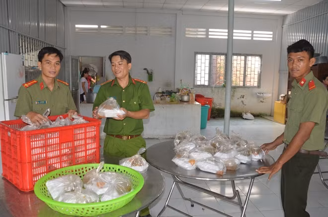 Công an huyện Mỹ Tú chuẩn bị cơm cho TS đi thi ở xa.