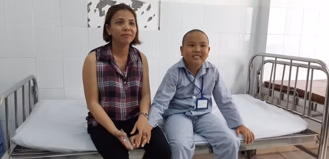 Bệnh nhi Phan Khánh Nam là người đầu tiên được cấy ốc tai ở Bệnh viện tai - mũi - họng Cần Thơ.
