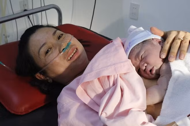 Chị T. rất hạnh phúc khi con trai ra đời vào đúng thời khắc chuyển giao giữa năm cũ và năm mới.