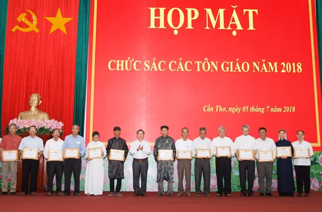 Đồng chí Trần Việt Trường, Trưởng Ban Tuyên giáo Thành ủy Cần Thơ, tặng Giấy khen của Công an thành phố cho các tập thể tiêu biểu.