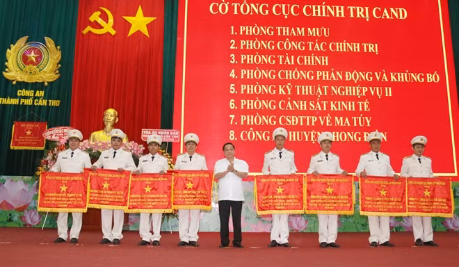 Đồng chí Trần Quốc Trung, Bí thư Thành ủy Cần Thơ, trao Cờ thi đua xuất sắc của Tổng cục Chính trị CAND tặng 8 đơn vị cơ sở thuộc Công an Cần Thơ.