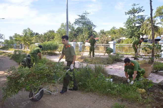 Phát cỏ, dọn dẹp vệ sinh trên các tuyến đường thuộc Phường 6 (TP Sóc Trăng).