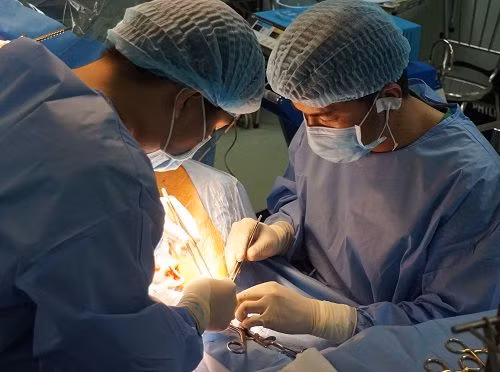 Các BS của BVĐKTƯ Cần Thơ, đang phẫu thuật cho bệnh nhân H. Các BS của BVĐKTƯ Cần Thơ, đang phẫu thuật cho bệnh nhân H.