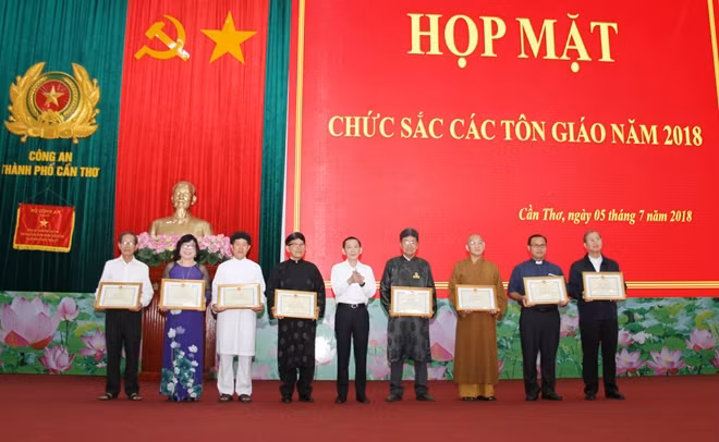 Chủ tịch UBND TP Cần Thơ Võ Thành Thống, tặng Bằng khen của UBND thành phố cho các tập thể tiêu biểu.