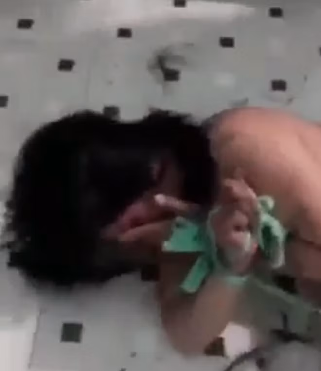 Bà P. bị bà D. đánh đập dã man và bôi chất bẩn lên người.