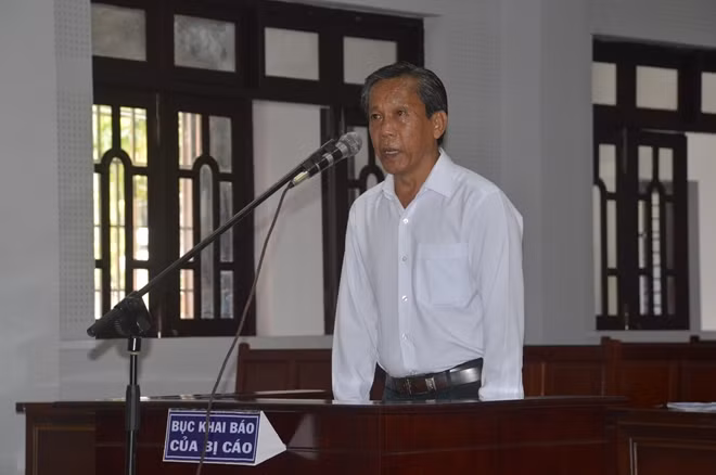 Bị cáo luận tại tòa.