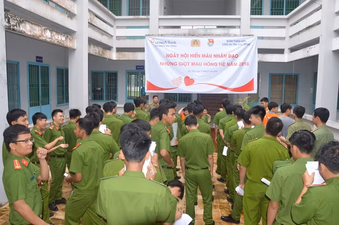 Tuổi trẻ Công an Sóc Trăng tham gia hiến máu nhân đạo đợt 2 năm 2018.