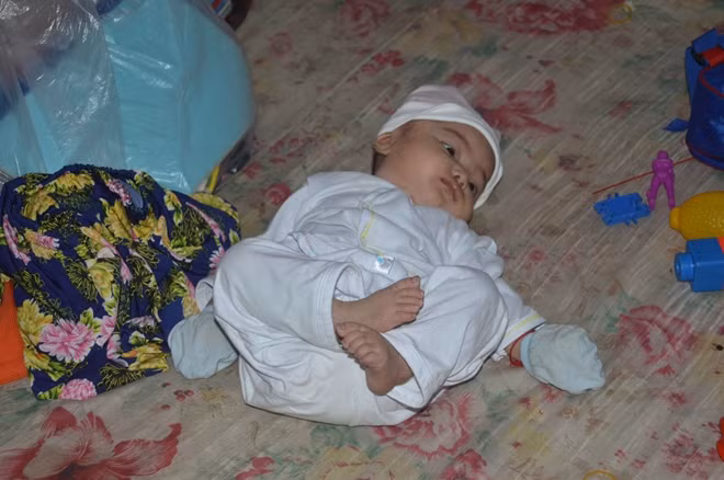 Cháu bé hơn 3 tháng thường xuyên khóc vì nhớ sữa mẹ.