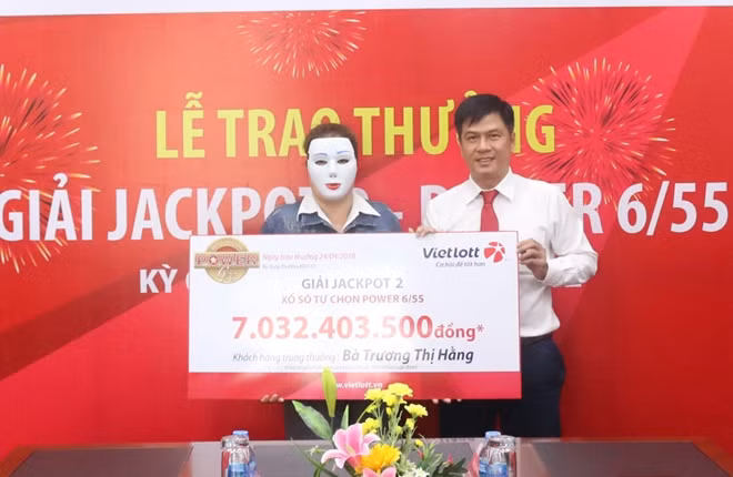 Chị Hằng thay chồng nhận giải Jackpot 2 trị giá trên 7 tỷ đồng.