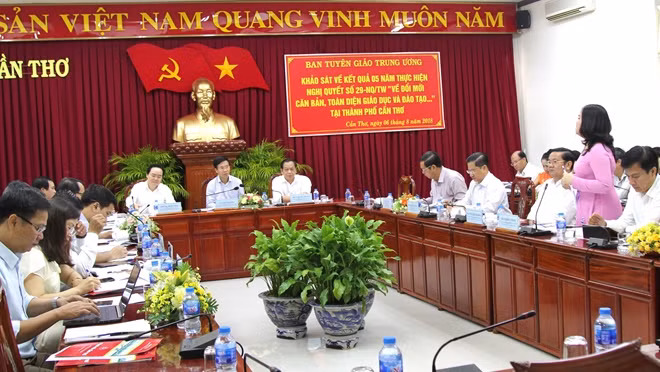 Đoàn công tác của Ban Tuyên giáo Trung ương, do đồng chí Võ Văn Thưởng dẫn đầu, làm việc với Ban Thường vụ Thành ủy Cần Thơ.