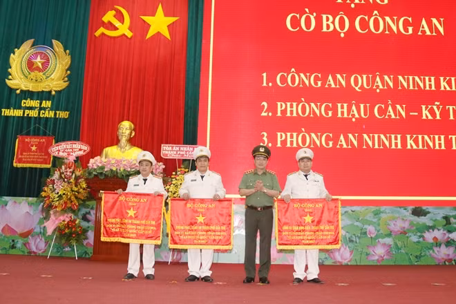 Thứ trưởng Nguyễn Văn Thành, trao Cờ thi đua xuất sắc của Bộ Công an, tặng 3 đơn vị cơ sở thuộc Công an TP Cần Thơ.