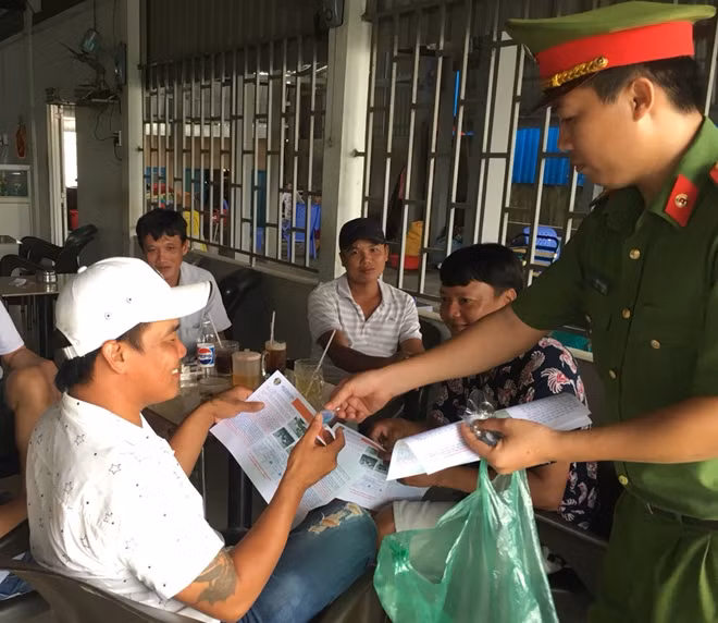 Tặng móc khóa an ninh cho người dân trên địa bàn huyện Mỹ Xuyên.