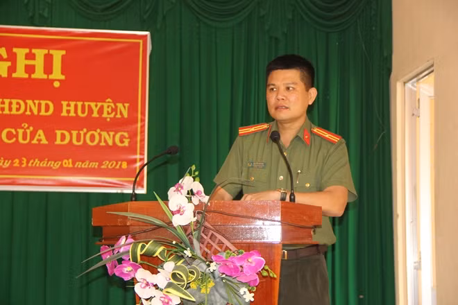 Thiếu tá Nguyễn Văn Bình, phát biểu tại lễ trao quà ở xã Cửa Dương, huyện Phú Quốc (Kiên Giang).