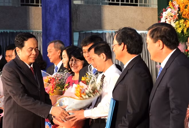 Chủ tịch UBTƯMTTQ Việt Nam Trần Thanh Mẫn, tặng hoa các thành viên Hội đồng Trường ĐH Cần Thơ.