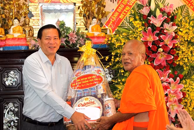 Đồng chí Huỳnh Văn Sum, Phó Bí thư Thường trực Tỉnh uỷ Sóc Trăng, chúc mừng Hòa thượng Dương Nhơn nhân Đại lễ Phật đản Phật lịch 2562.