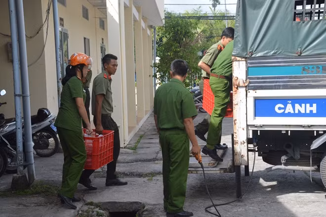 Công an huyện Mỹ Tú đưa cơm trưa đến các điểm thi.