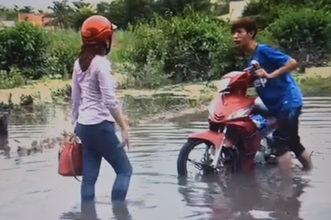 Nước ngập khiến xe bị chết máy.